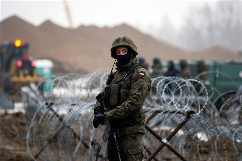 Polen verstärkt Truppen an Grenze zu Belarus Ein bewaffneter polnischer Grenzsoldat bewacht am 27.01.2022 die Grenze zu Belarus.
