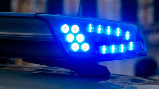 Ein bislang unbekannter Täter hat einen 23-Jährigen mit einem spitzen Gegenstand lebensgefährlich verletzt. (Symbolbild)