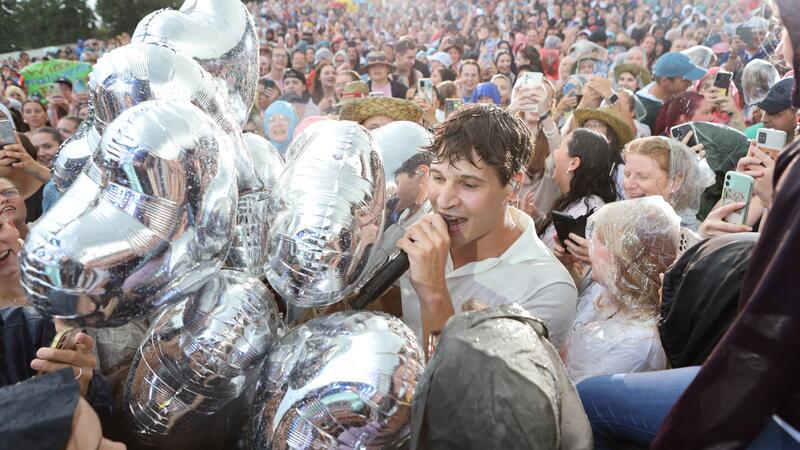 Ein bisschen nass geworden – was soll's? Sänger Wincent Weiss und seine Fans machen das beste aus dem Regen.