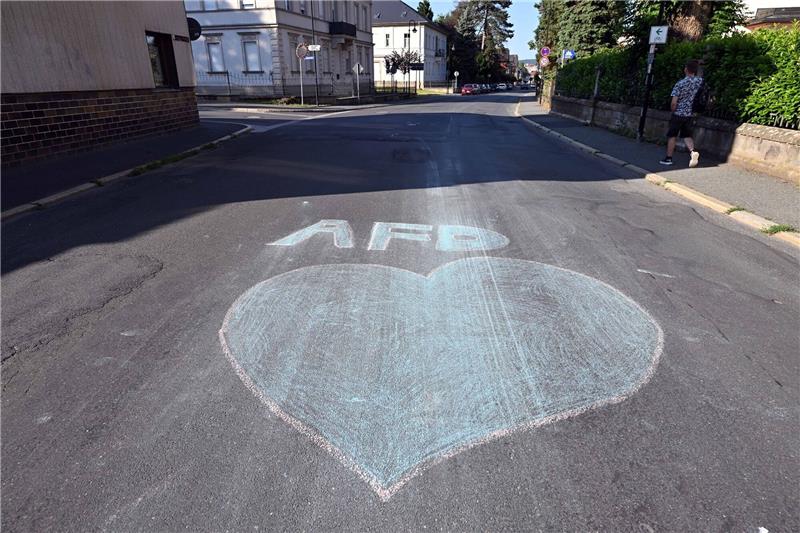 Studie findet rechtsextreme Ansichten in Ostdeutschland Ein blaues Herz und der Schriftzug AfD sind mit Kreide auf eine Straße in Sonneberg gemalt.