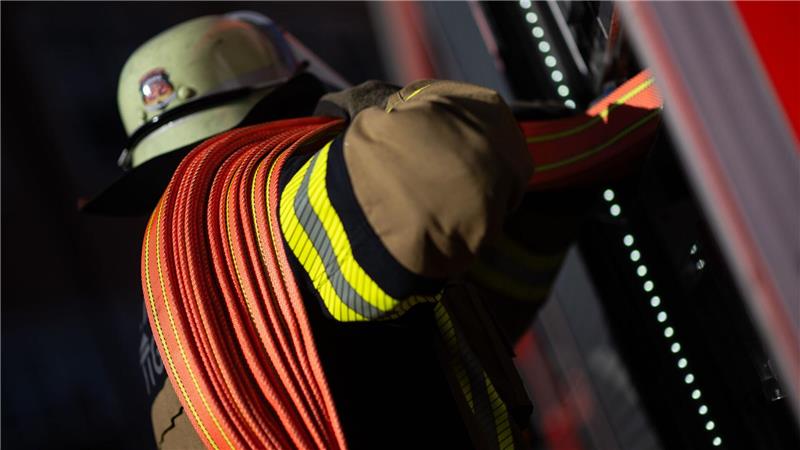 Ein brennender Lastwagen verursacht Verkehrsbehinderungen auf der A2 bei Braunschweig. Die Feuerwehr löschte den Brand. (Symbolbild)