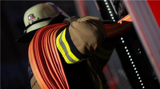 Ein brennender Lastwagen verursacht Verkehrsbehinderungen auf der A2 bei Braunschweig. Die Feuerwehr löschte den Brand. (Symbolbild)