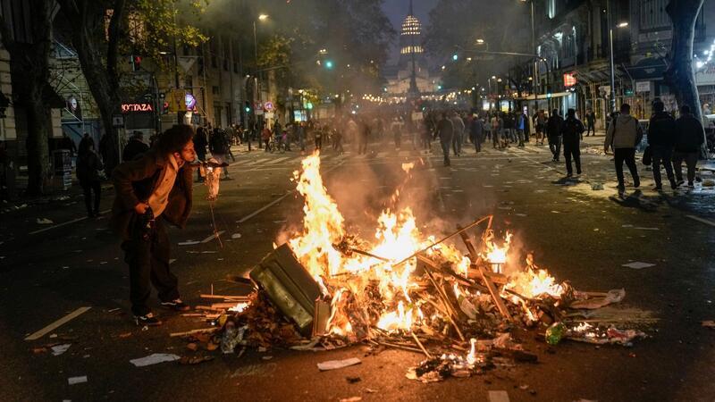 Mileis Reformpaket löst heftige Krawalle aus Ein brennender Müllhaufen als Zigarettenanzünder. Regierungskritische Demonstranten versammelten sich vor dem Kongress in Buenos Aires.