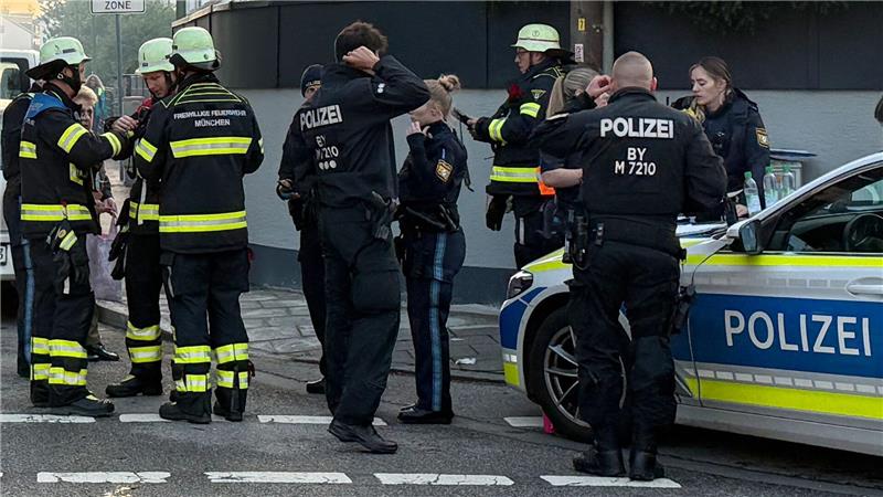 Ein brennendes Einfamilienhaus in München löst am frühen Morgen einen Großeinsatz von Polizei und Feuerwehr aus.