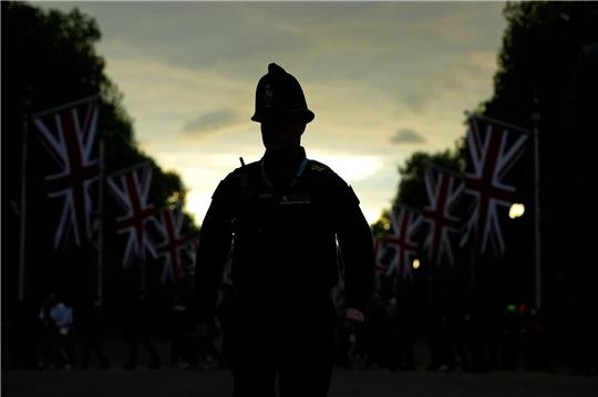 Ein britischer Polizist in London: Den Beamten wird eine «weit verbreitete Nichteinhaltung» gesetzlicher Schutzmaßnahmen vorgeworfen (Symbolbild).