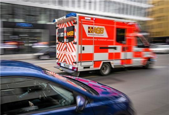 Ein bundesweiter Trend: Immer mehr Bürger rufen den Krankenwagen wegen kleinerer Verletzungen. Eine neue Software soll jetzt in Goslar für Abhilfe sorgen.  Foto: dpa