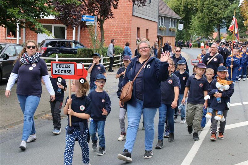 Ein bunter Festumzug rollt am Sonntag durch den Ort. 
