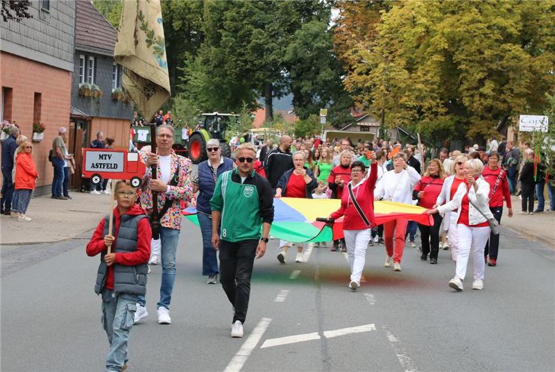 Ein bunter Festumzug rollt am Sonntag durch den Ort. 