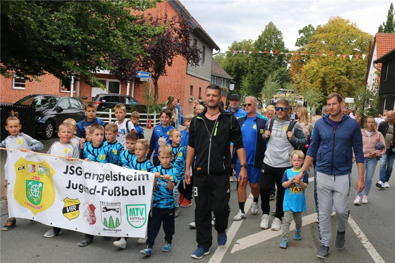 Ein bunter Festumzug rollt am Sonntag durch den Ort. 