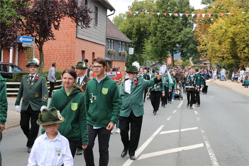 Ein bunter Festumzug rollt am Sonntag durch den Ort. 