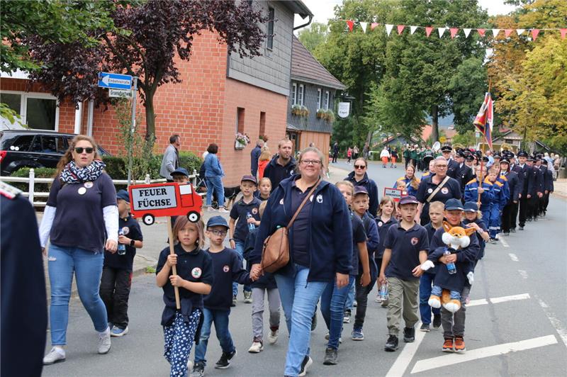 Ein bunter Festumzug rollt am Sonntag durch den Ort. 