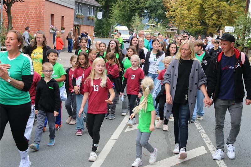 Ein bunter Festumzug rollt am Sonntag durch den Ort. 