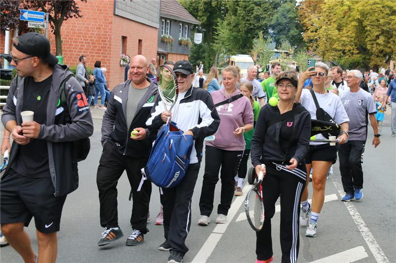 Ein bunter Festumzug rollt am Sonntag durch den Ort. 