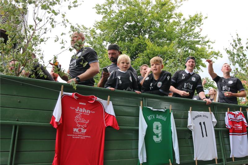 Ein bunter Festumzug rollt am Sonntag durch den Ort. 