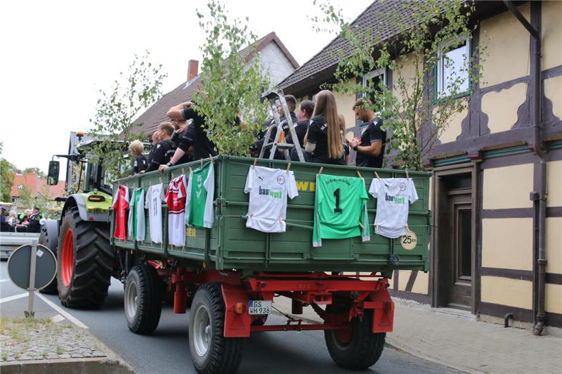 Ein bunter Festumzug rollt am Sonntag durch den Ort. 