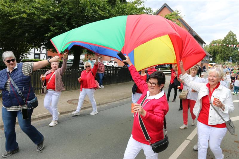 Ein bunter Festumzug rollt am Sonntag durch den Ort. 