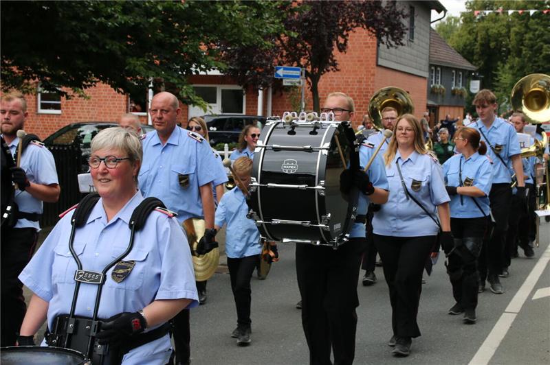 Ein bunter Festumzug rollt am Sonntag durch den Ort. 