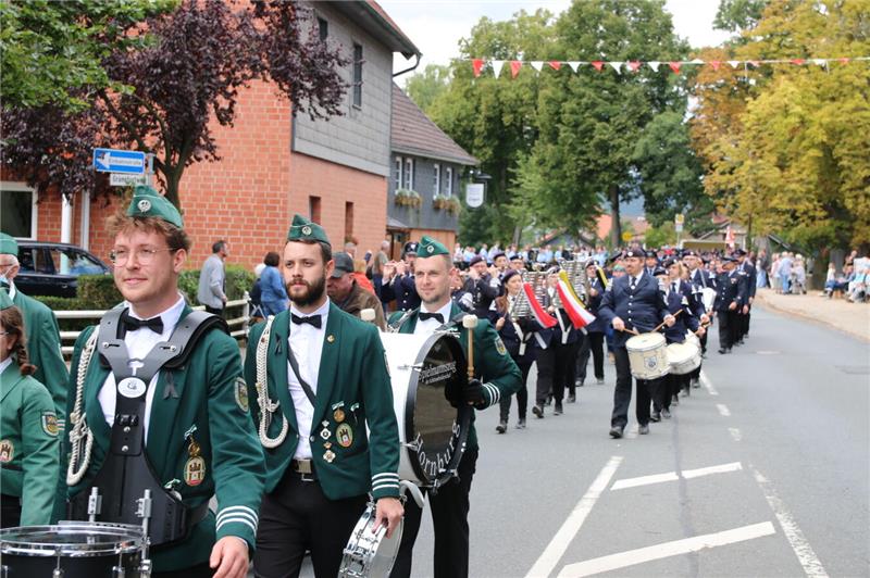 Ein bunter Festumzug rollt am Sonntag durch den Ort. 