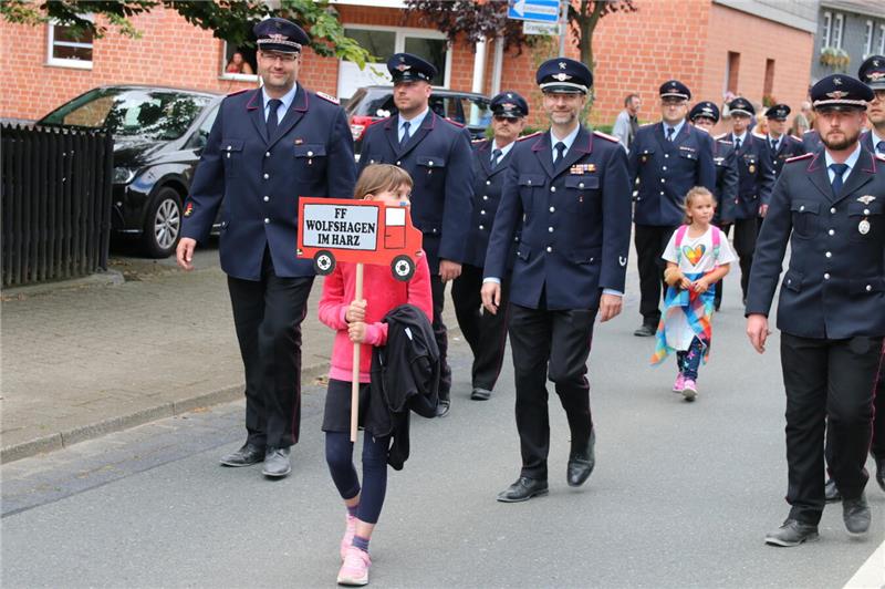 Ein bunter Festumzug rollt am Sonntag durch den Ort. 