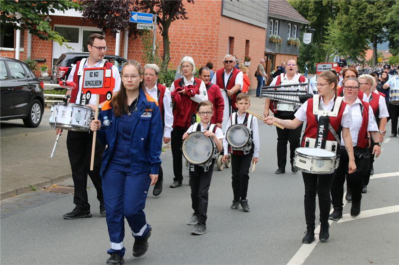 Ein bunter Festumzug rollt am Sonntag durch den Ort. 