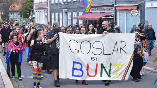 Ein buntes Banner für ein wichtiges Thema: Goslar ist bunt und tolerant