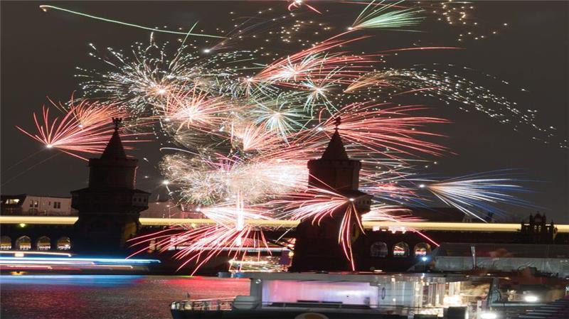 Ein buntes Feuerwerk gab es in Berlin.