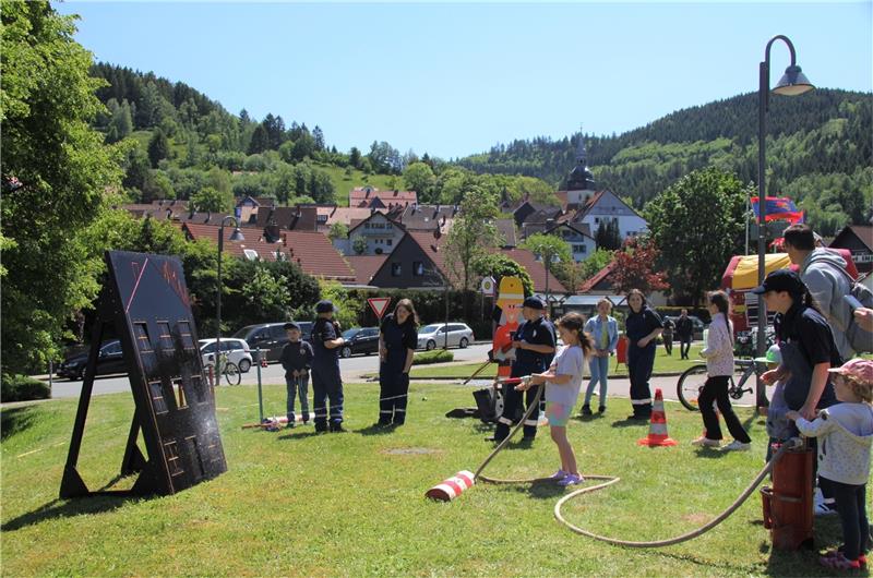 Ein buntes Programm gibt es auch für die jüngeren Besucher. Unter anderem können sie mit der Kübelspritze ein „brennendes“ Häuschen löschen. Foto: Hohaus