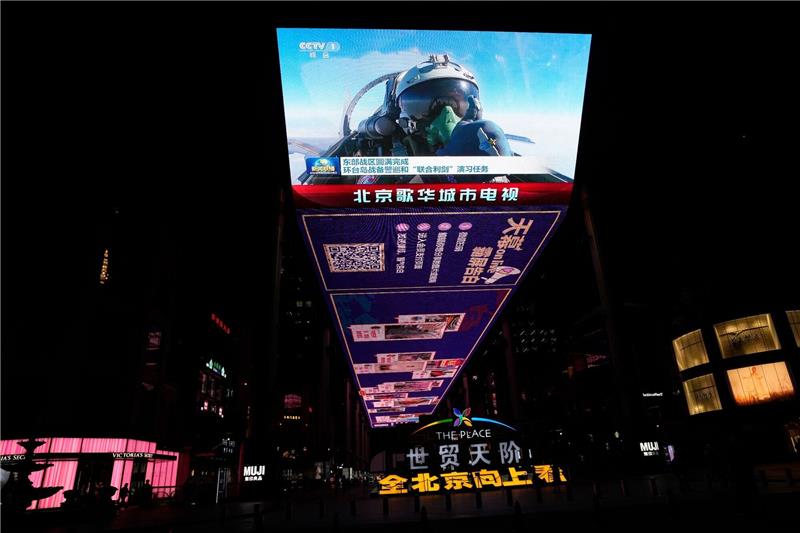 Taiwan beobachtet Rekordzahl chinesischer Militärflugzeuge Ein chinesischer Kampfjetpilot hält nach dem kürzlich abgeschlossenen Großmanöver über Taiwan den Daumen nach oben.