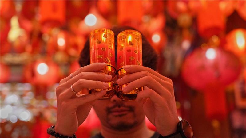 Ein chinesischer Thai betet im chinesischen Tempel Leng Nuei Yee in Bangkok vor dem chinesischen Neujahrsfest.