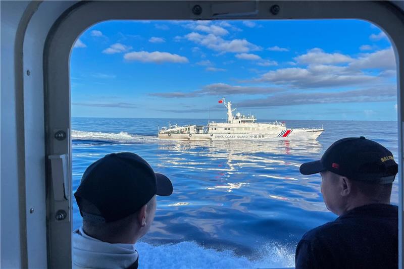 Philippinen werfen China illegale Manöver vor Ein chinesisches Küstenwachenschiff manövriert neben dem philippinischen Küstenwachenschiff BRP Cabra (Archivbild).