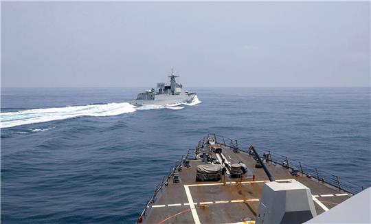 Ein chinesisches Marineschiff führt am Samstag ein «unsicheres» Manöver vor dem US-Zerstörer «USS Chung-Hoon» durch, indem es mit einem Abstand von nur rund 140 Metern überholt und dann wendet.