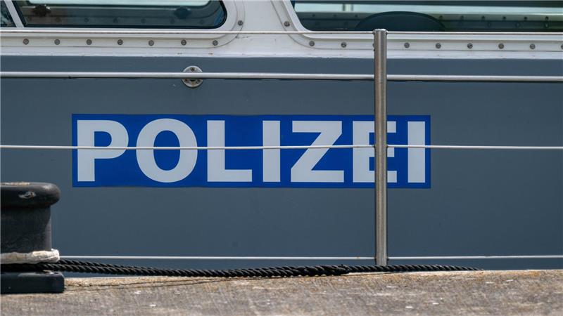 Ein dänisches Seeschiff prallt gegen einen Dalben. (Symbolbild)