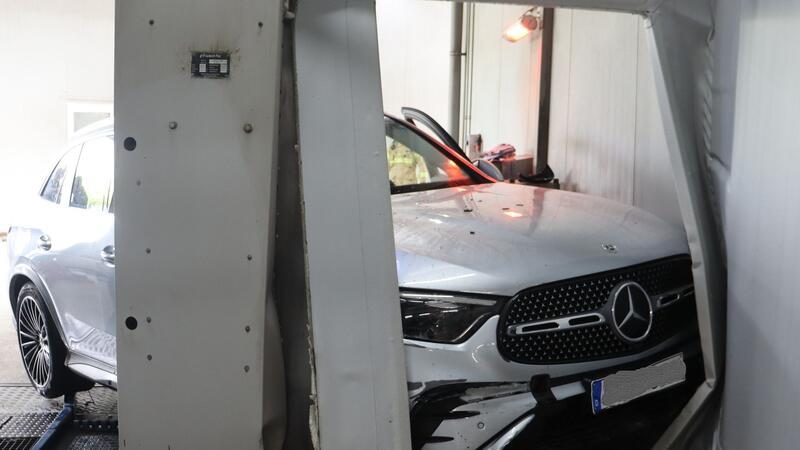 Karambolage in Waschanlage - Mitarbeiter schwer verletzt Ein demoliertes Auto in Bünde nach einem Auffahrunfall beim Einfahren in eine Waschanlage.