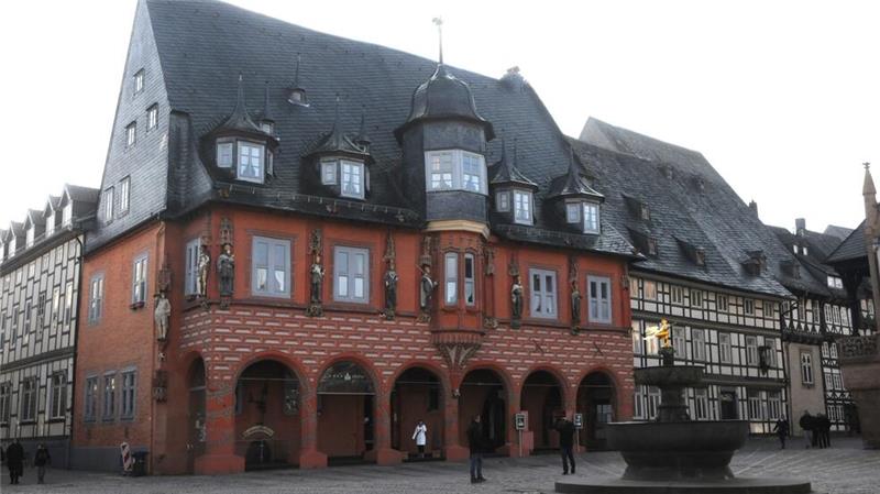 Das Goslarer „Kaiserworth“ und sein Vorgänger-Gebäude Ein den Goslarern vertrauter Anblick: Das Hotel Kaiserworth am Marktplatz. Aber was weiß man über das Vorgänger-Gebäude?