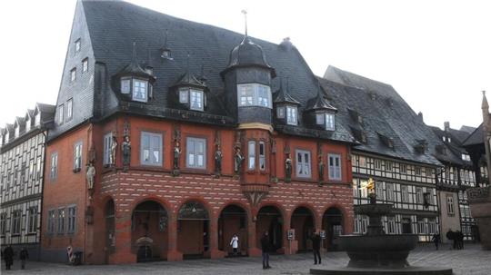 Ein den Goslarern vertrauter Anblick: Das Hotel Kaiserworth am Marktplatz. Aber was weiß man über das Vorgänger-Gebäude?