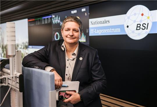 Ein denkbares Angriffsszenario könnte eine Attacke auf die Stromnetze oder die Telekommunikationsnetze sein, so die BSI-Präsidentin Claudia Plattner.