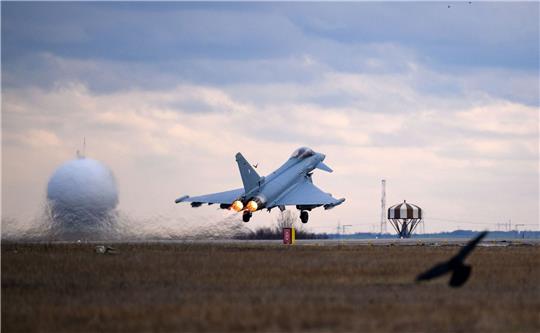 Ein deutscher Eurofighter startet in Rumänien (Symbolbild).