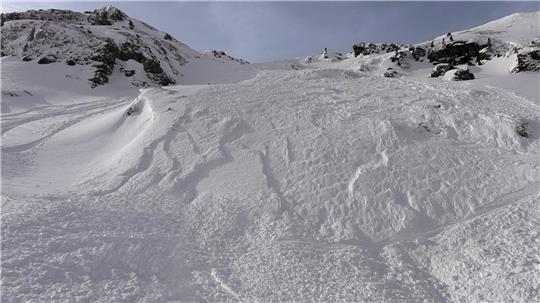 Ein deutscher Skifahrer starb unter einer Lawine in Tirol. (Symbolbild)