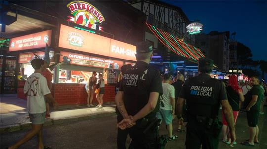 Ein deutscher Tourist ist auf Mallorca von zwei mutmaßlich ebenfalls deutschen Angreifern bei einem Raubüberfall mit einem Messer verletzt worden. (Archiv-Bild)