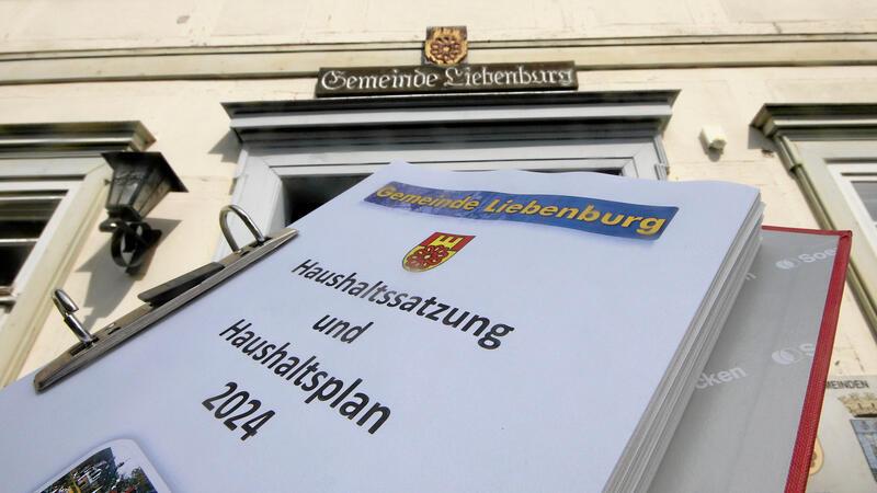 Gremium hat trotz Rekordminuns Millioneninvestitionen im Blick Ein dicker Wälzer, der im Gemeinderat für Diskussionsstoff sorgte: der Haushalt 2024.