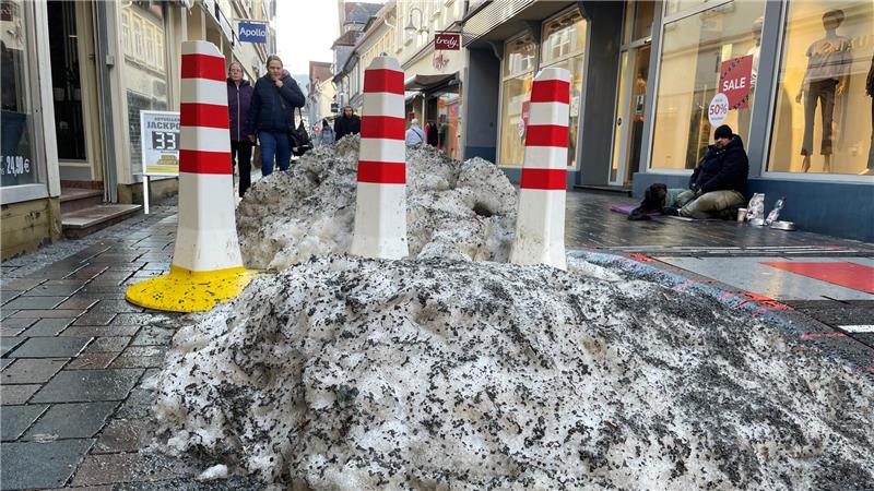 Ein dicker schmutziger Schneeberg hält sich hartnäckig an den mobilen Terrorsperren in der Innenstadt.