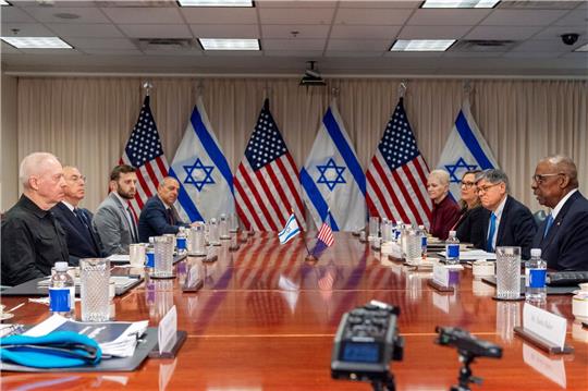 «Ein direkter iranischer Angriff wird eine angemessene israelische Antwort gegen den Iran erfordern», sagte der israelische Verteidigungsminister Joav Galant (r) in einem Gespräch mit seinem US-Kollegen Lloyd Austin (l).