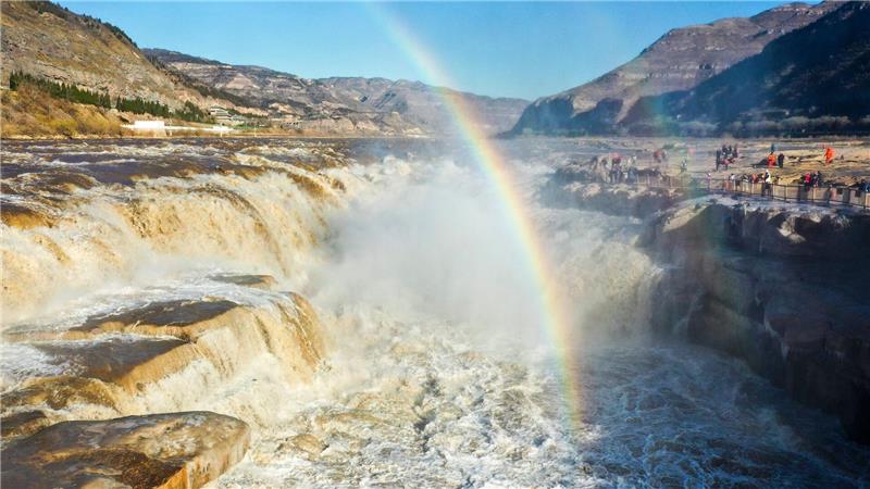 Ein doppelter Regenbogen leuchtet bunt über dem Hukou-Wasserfall im Kreis Jixian in der nordchinesischen Provinz Shanxi.