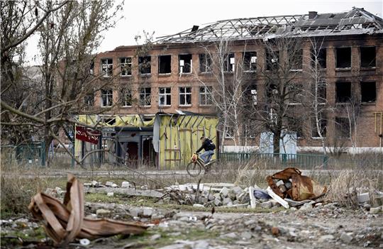 Ein durch Beschuss völlig zerstörtes Gebäude in der ukrainischen Stadt Isjum.