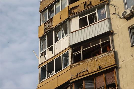 Ein durch einen russischen Drohnenangriff beschädigtes Wohnhochhaus in Charkiw.