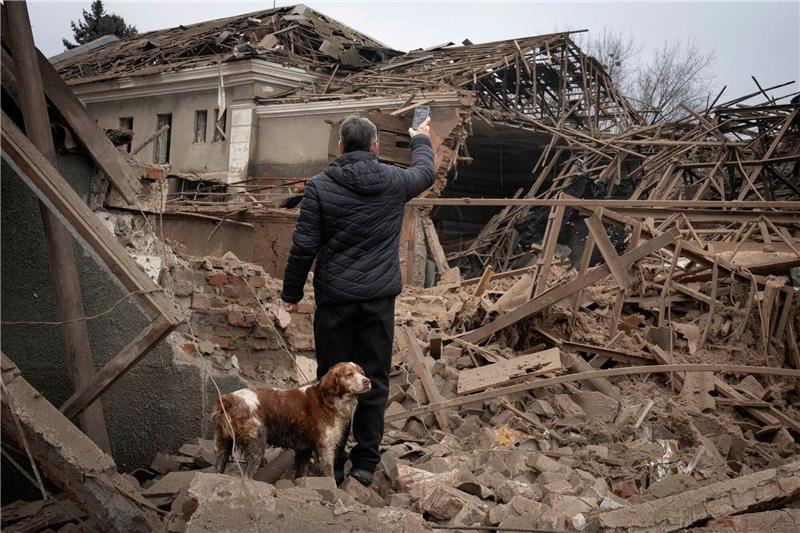 Neue russische Drohnen- und Raketenangriffe auf die Ukraine Ein durch einen russischen Raketenangriff zerstörtes Industriegebäude in Sloviansk.