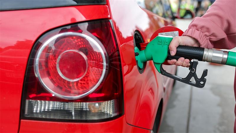 Nochmal Tankrabatt - Wann wird es billiger und wie viel? Ein durchschnittlicher Autofahrer spart um die 35 Euro. (Archivbild)