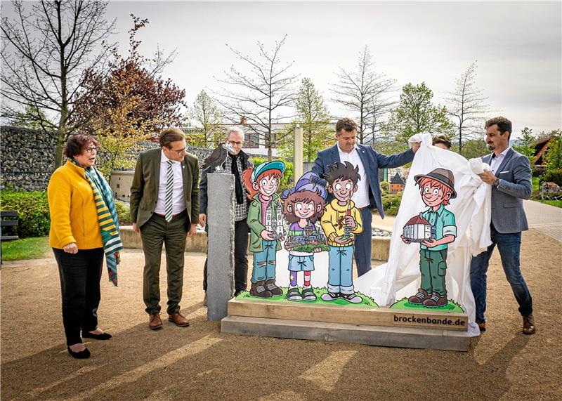 Mit der Brockenbande im Miniaturen-Park Wernigerode Ein echter Hingucker: Minister Sven Schulze (vierter von links) und Vertreter aus Politik, Tourismus und Miniatur-Park enthüllen den Brockenbande-Foto-Punkt. Foto: Privat