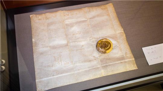 Ein echter Schatz: Die älteste Urkunde im Goslarer Stadtarchiv stammt von Kaiser Otto dem Großen, ist inzwischen 1088 Jahre alt und war zuletzt ab November 2024 in einer Ausstellung zu sehen.