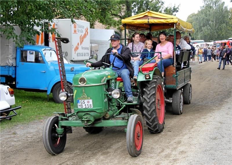 Ein echtes Erlebnis: Mauris Borchers aus Weddingen fährt Besucher im Anhänger seines historischen Treckers – eines Deutz mit 14 PS und Baujahr 1961 – übers Areal.